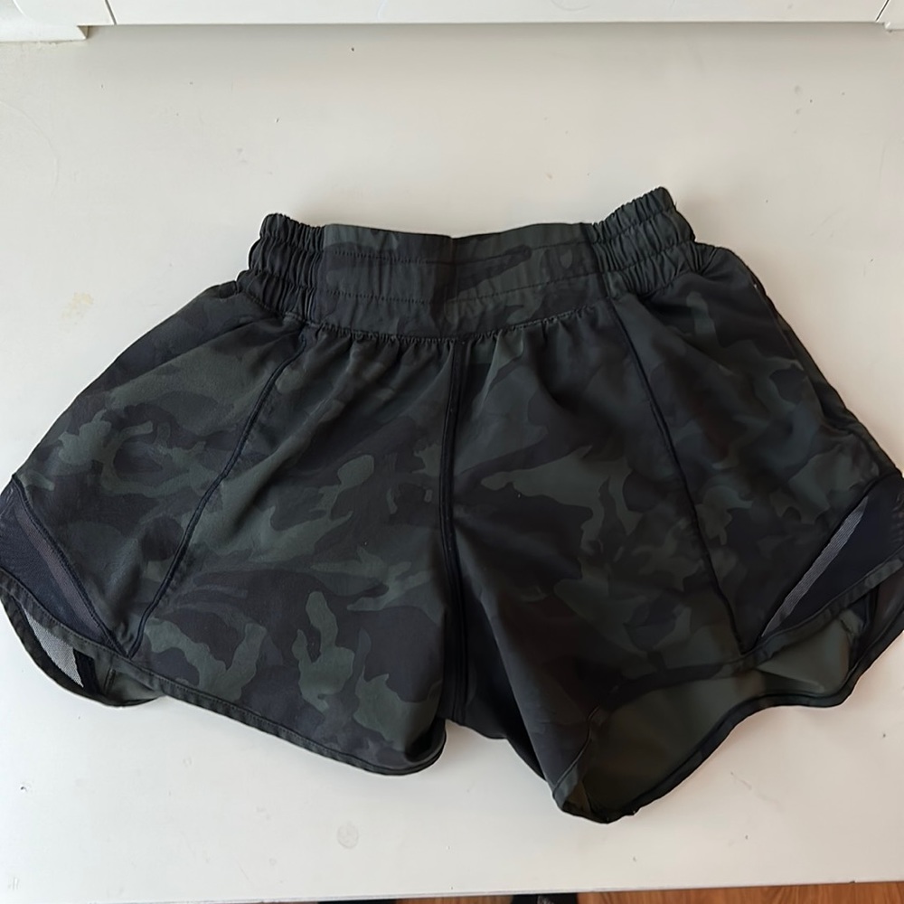 Lululemon size 2’ tall hottie hot shorts in color green camo!!💚🌲🌴